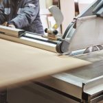 Lodówka przestaje działać, a pralka przecieka – czy naprawiać czy kupić nowy sprzęt?